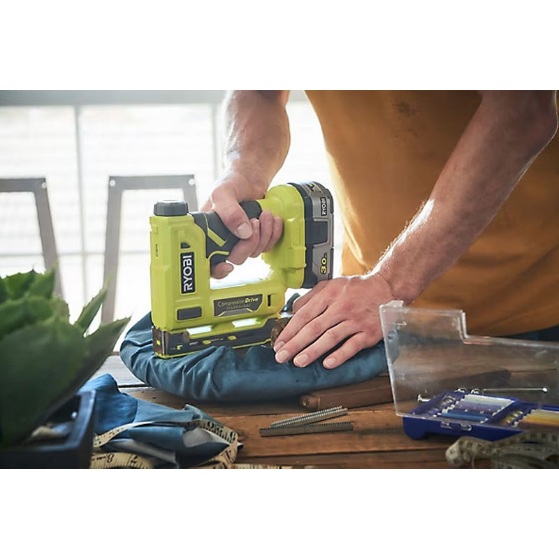 Agrafeuse RYOBI R18ST50-0 18V livrée avec agrafes et crochet de maintien (vendu sans batterie)