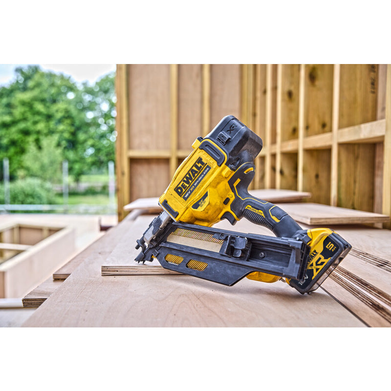 Cloueur de charpente DEWALT DCN930P2-QW XR 18V 5Ah Li-Ion Brushless
