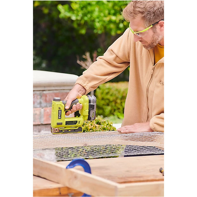 Agrafeuse RYOBI R18ST50-0 18V  livrée avec agrafes et crochet de maintien  (vendu sans batterie)