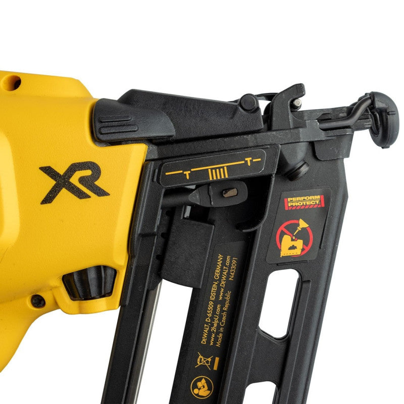 Cloueur de finition 16Ga 18V DEWALT DCN660NT-XJ Brushless avec un coffret