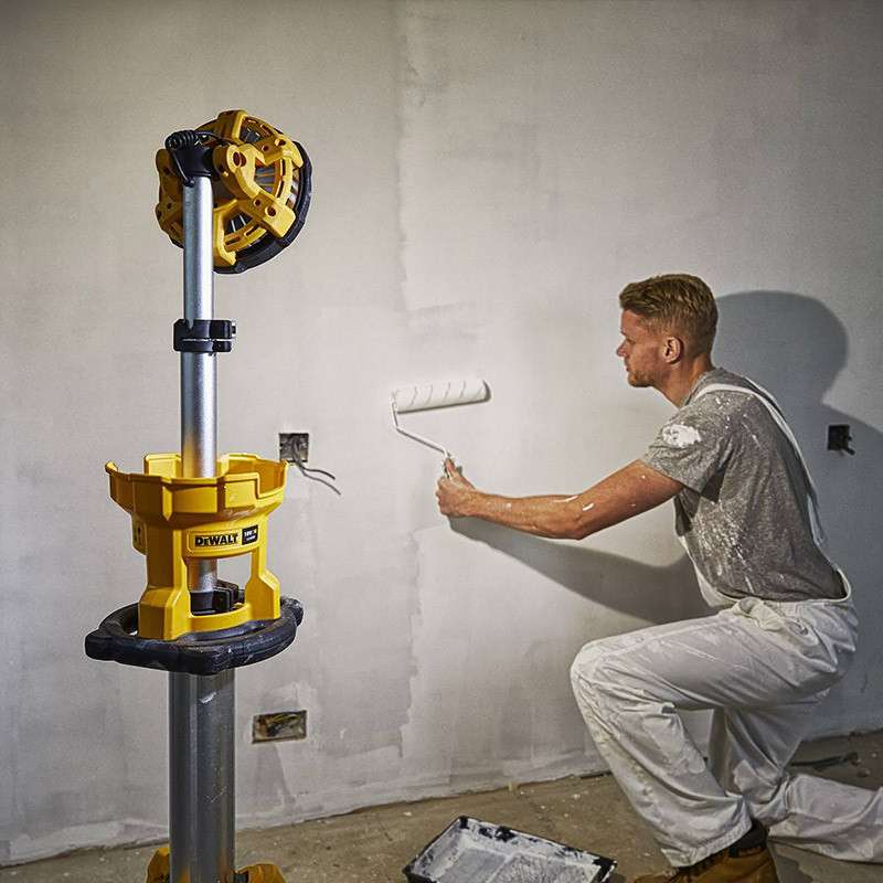 Projecteur de chantier DEWALT DCL079 avec Trépied 18V XR (vendu sans batterie)