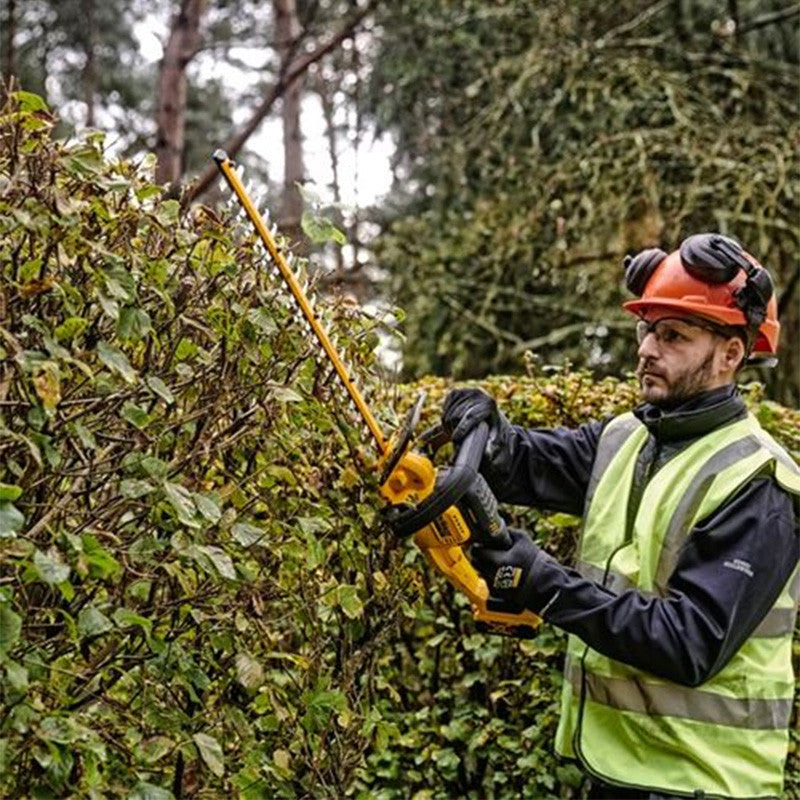 Taille-haie 18V DEWALT DCMHT563P1-QW avec une batterie 5,0 Ah